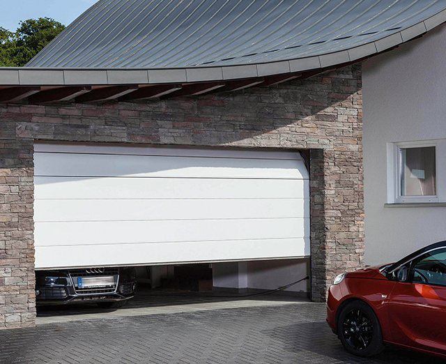Une porte de garage légèrement ouverte.