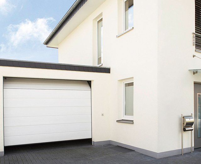 Une habitation avec un garage.