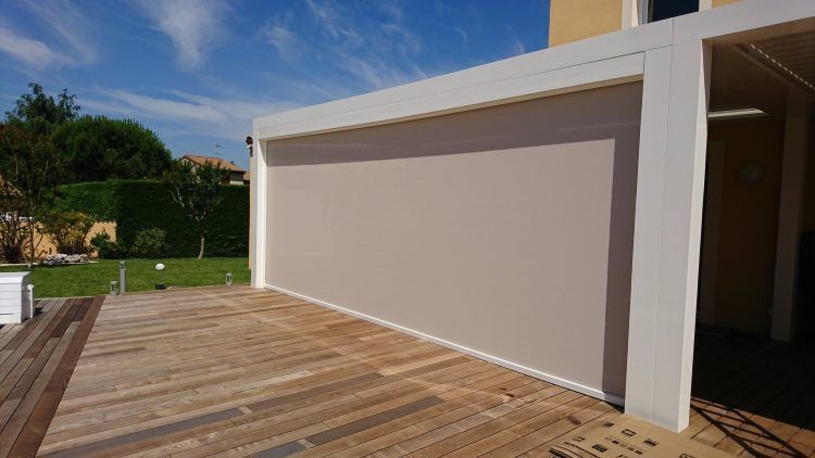 Une toile déployée sur un côté de pergola.