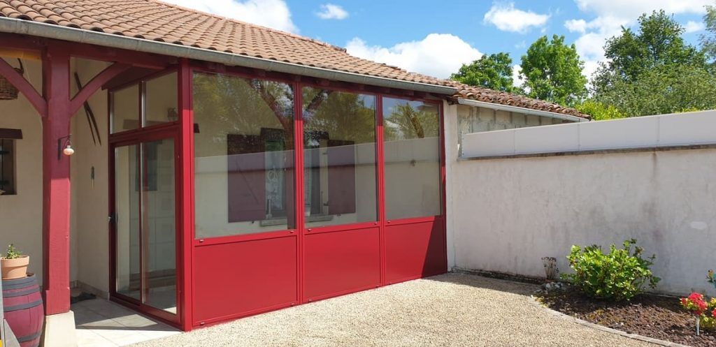 Fermeture de terrasse rouge.