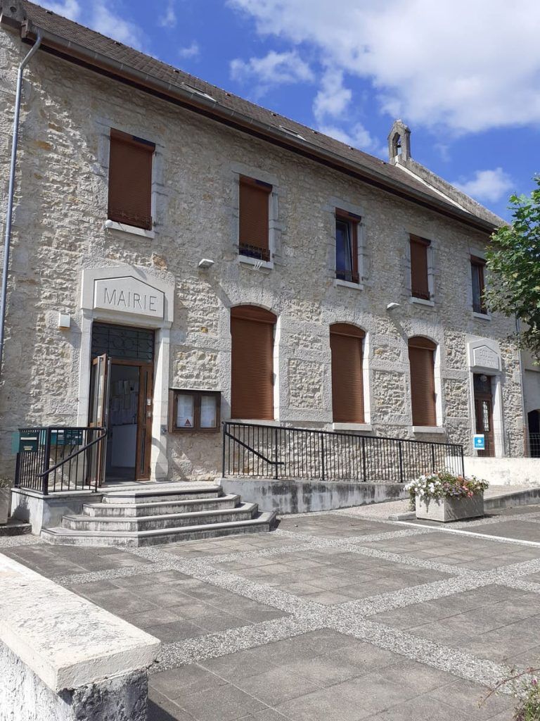 Façade d'une mairie.