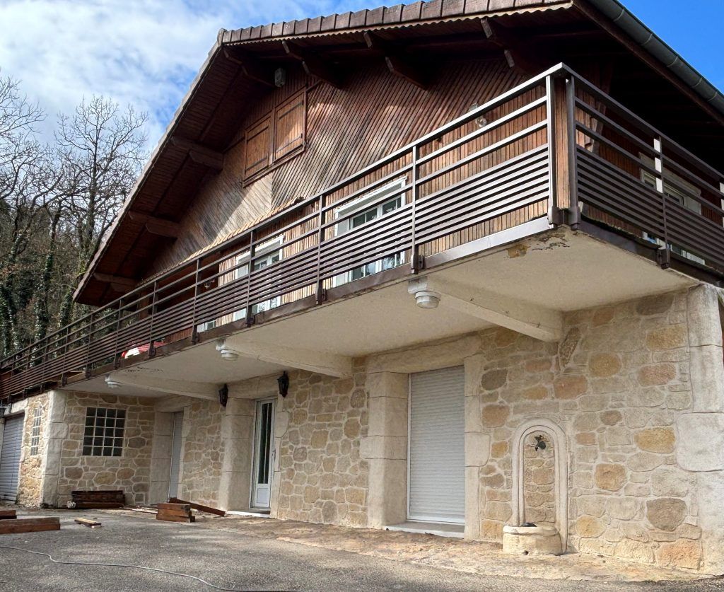 Garde-corp sur un balcon au premier étage d'une maison.
