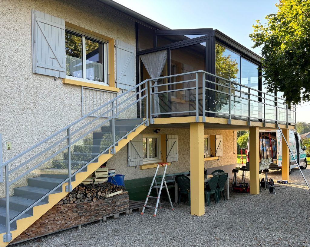 Garde-corps d'un escalier en construction.