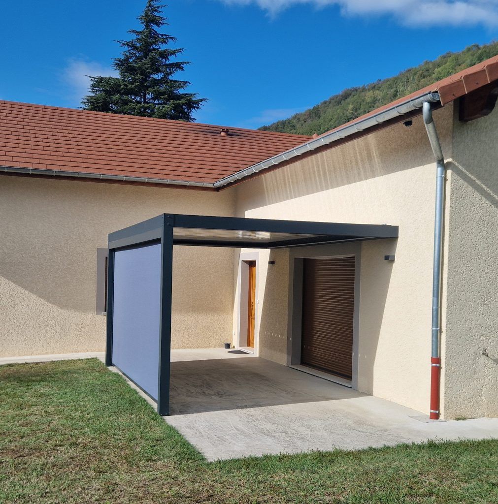 Une pergola Miami avec un store fermé.