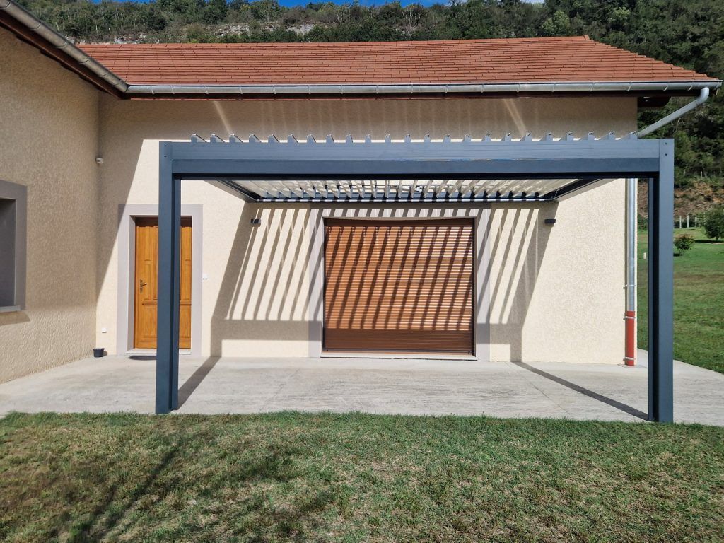 Une pergola Miami sur une terrasse.