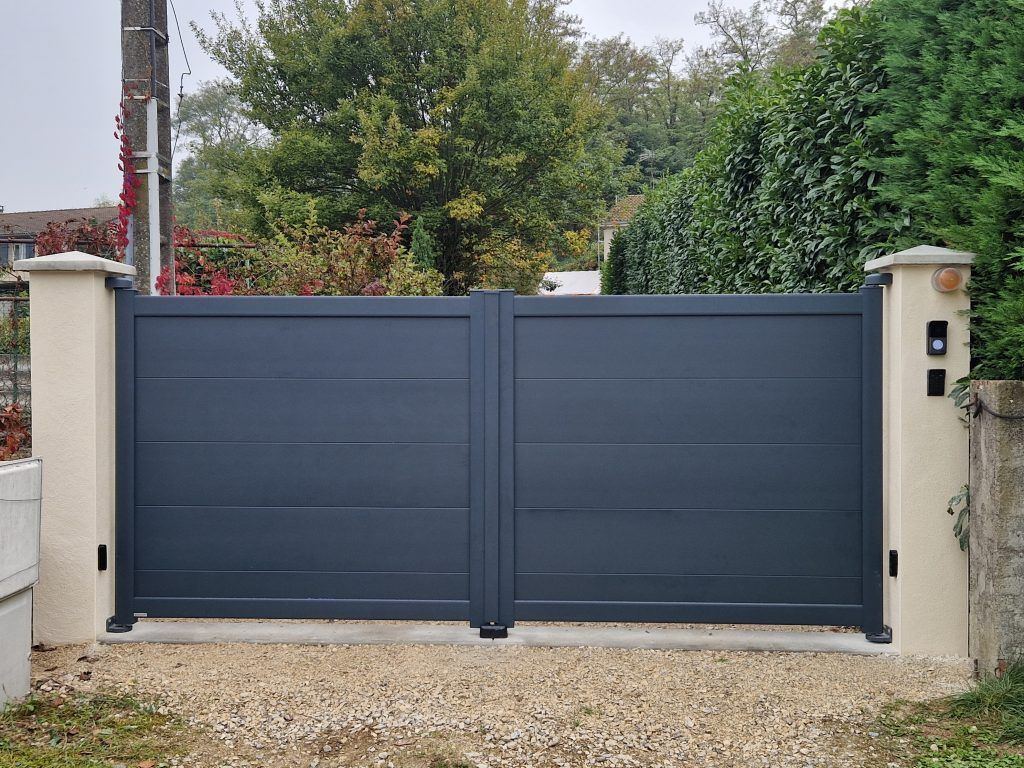 Un portail fermé gris anthracite.
