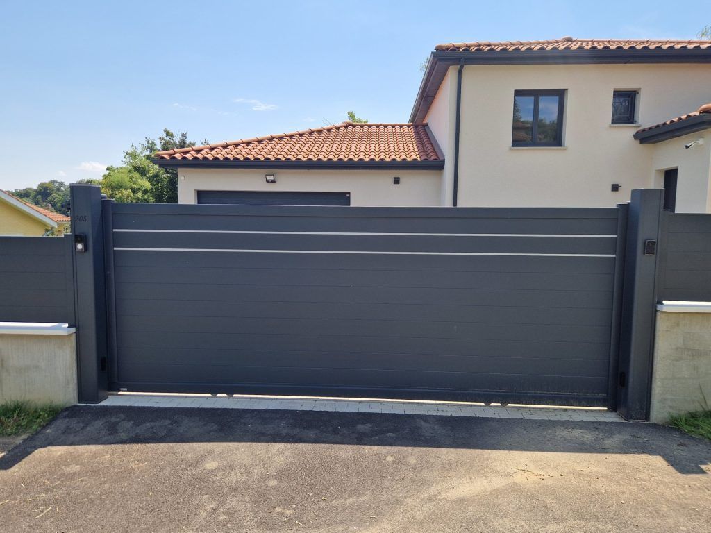 Un portail noir en aluminium fermé.