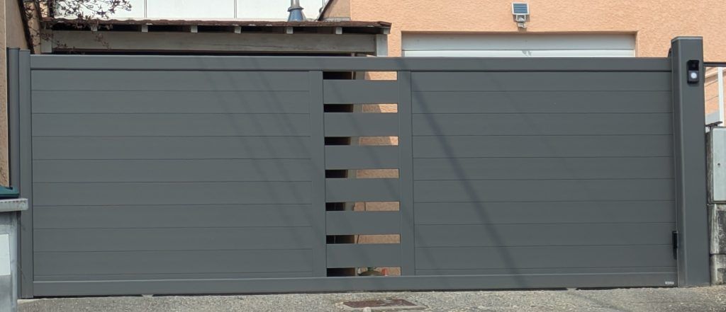 Un portail anthracite de la marque Glazik.