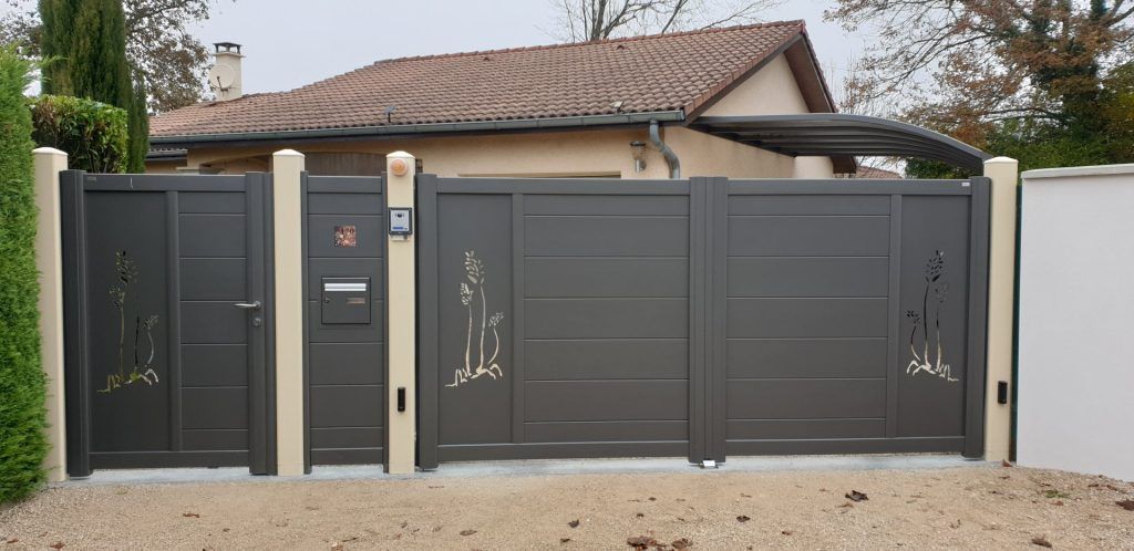 Portail et portillon décoré.