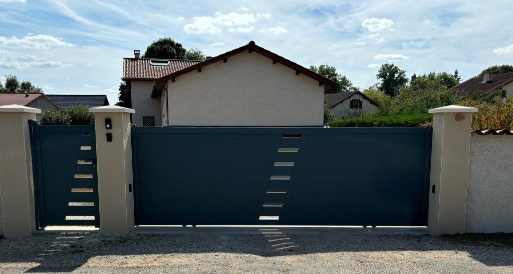 Un portail et portillon fermés.