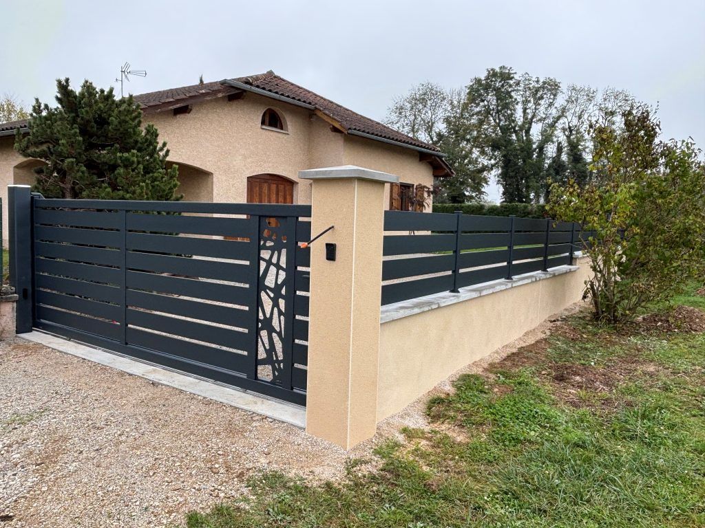 Un portail et clôture d'une maison.