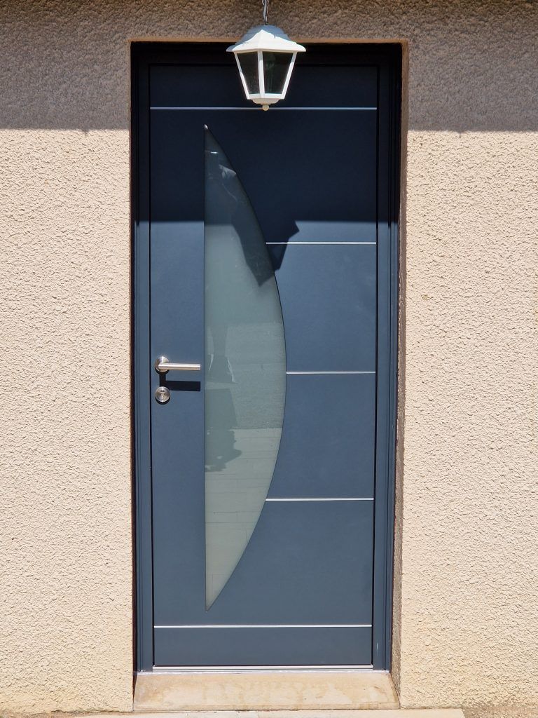 Une porte moderne bleu sombre.