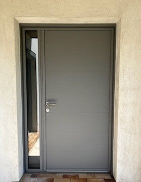 Une porte avec vitre sur le côté fermée.