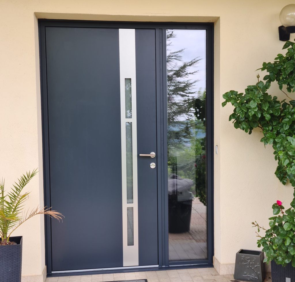 Une porte d'entrée extérieur fermé.