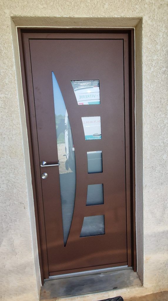 Une porte style lunaire de couleur marron.