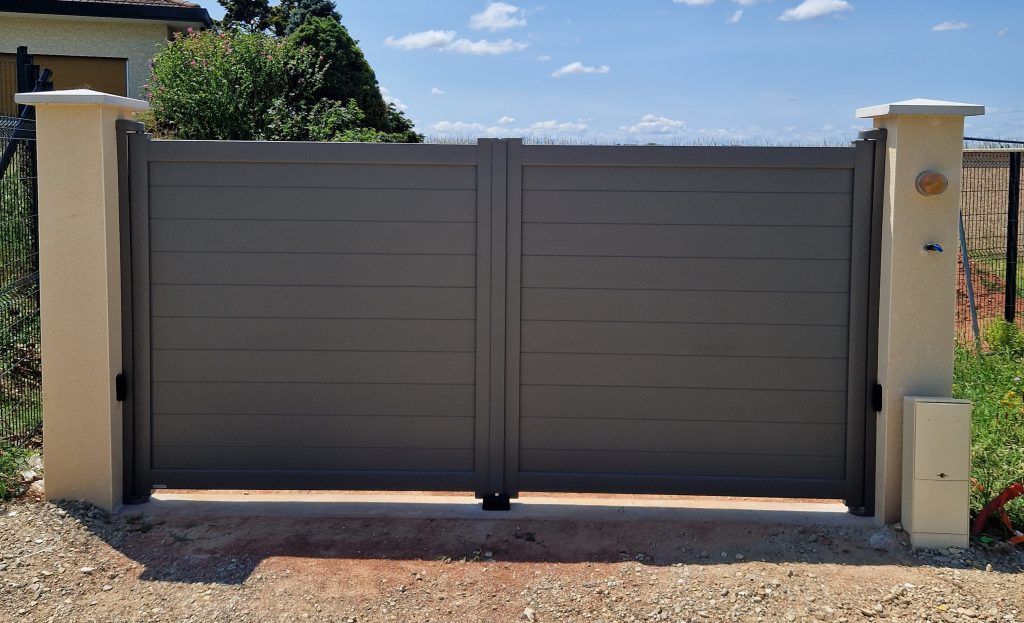 Un portail double battant noir anthracite.