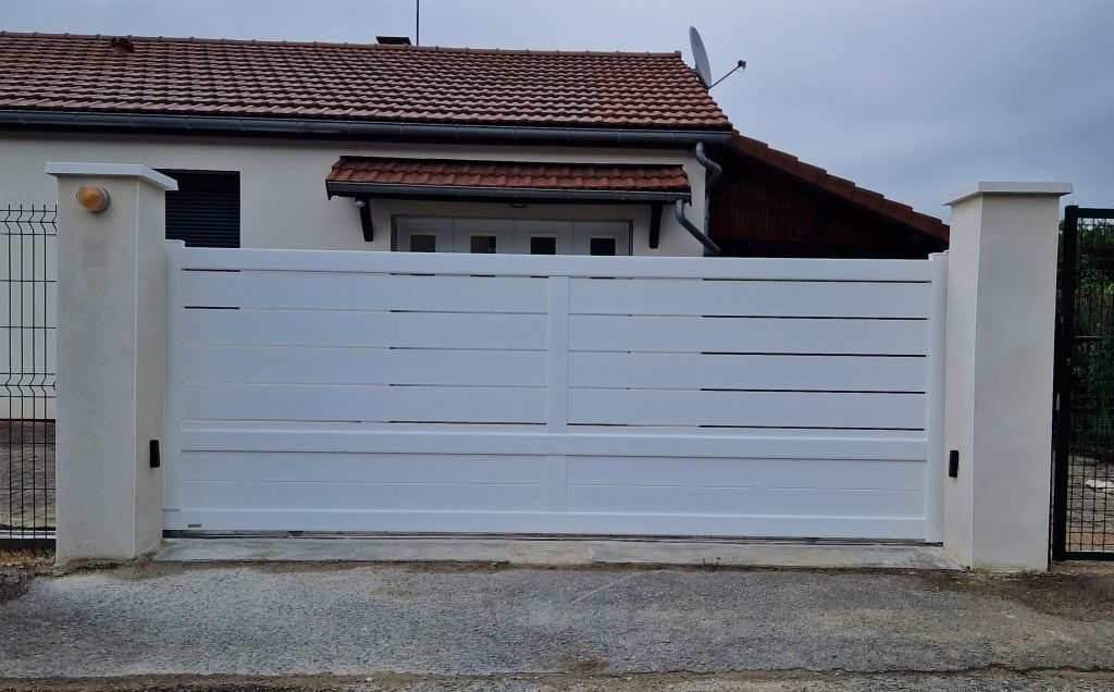 Un portail Agalon blanc fermé.