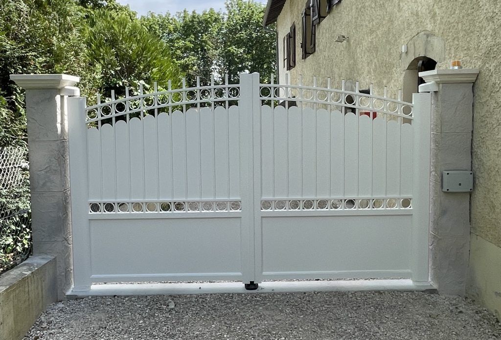 Un portail en fer forgé blanc.