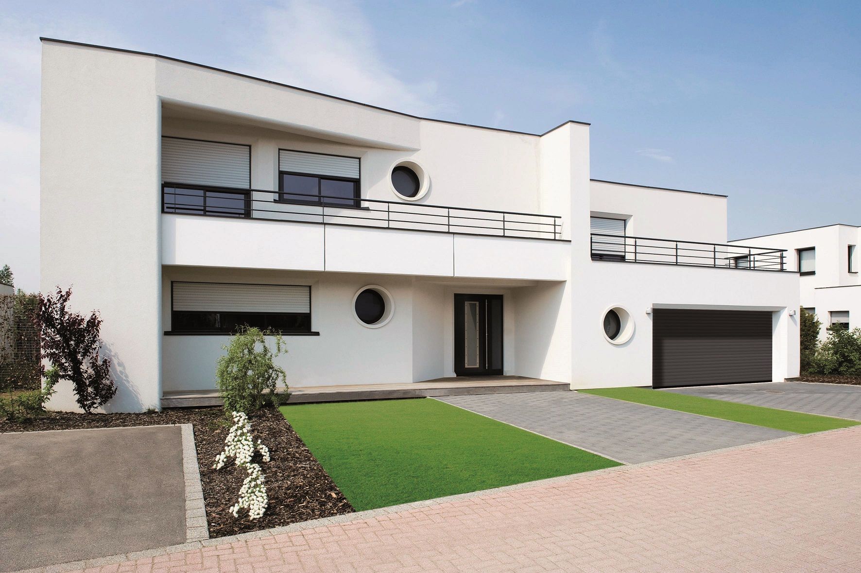 Une très grande maison moderne.