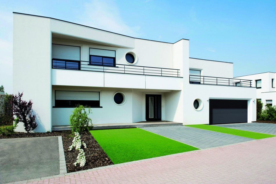 Très grande maison moderne sur deux niveaux.