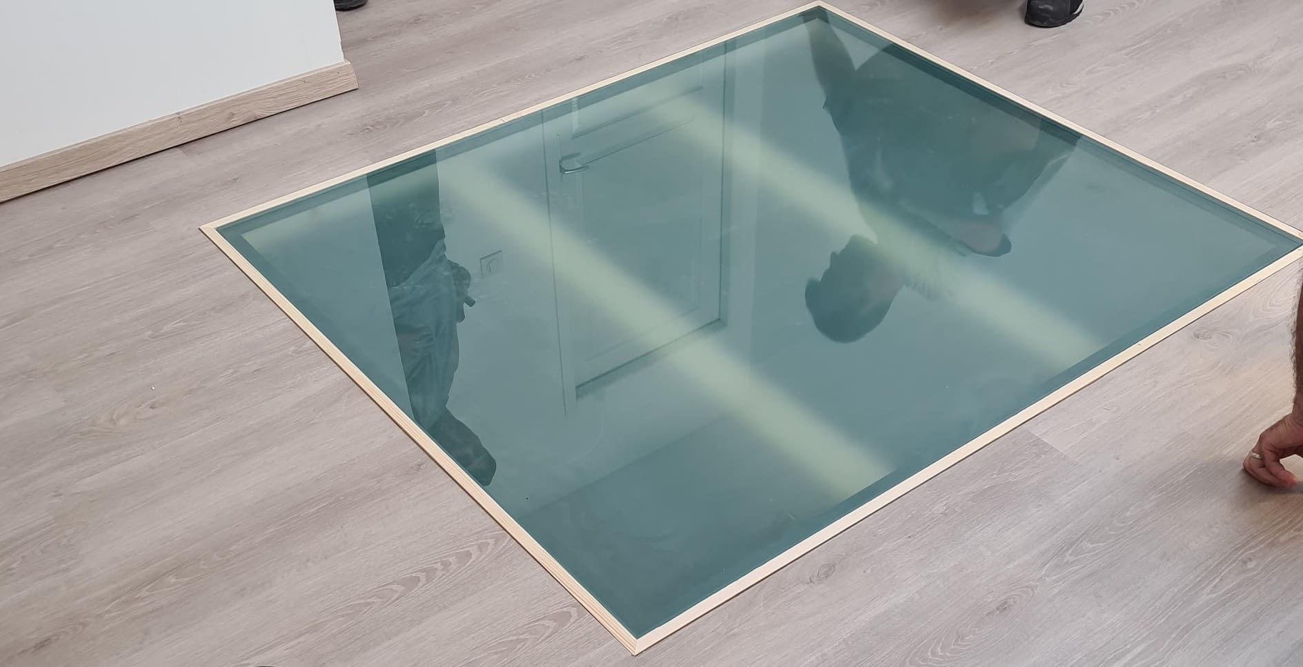 Une dalle vitrée posé au sol.