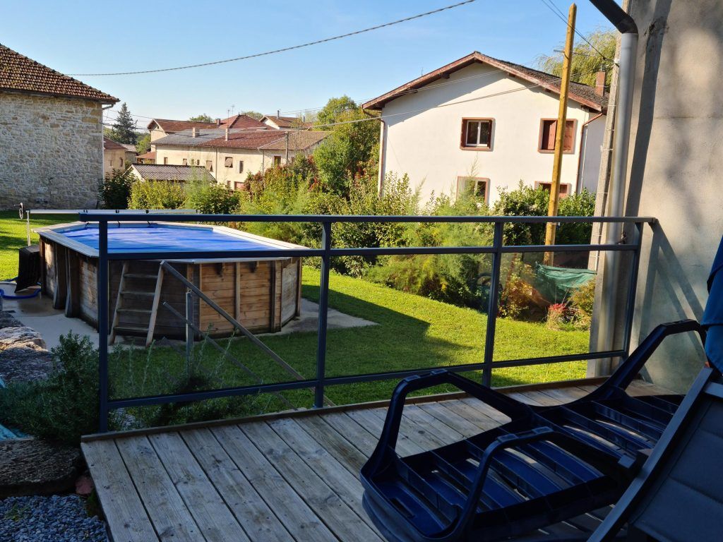 Garde-corps d'une terrasse surélevée donnant sur le jardin.