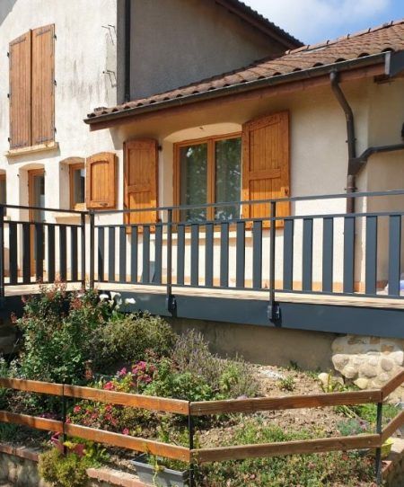 Garde-corps d'une terrasse surélevée.