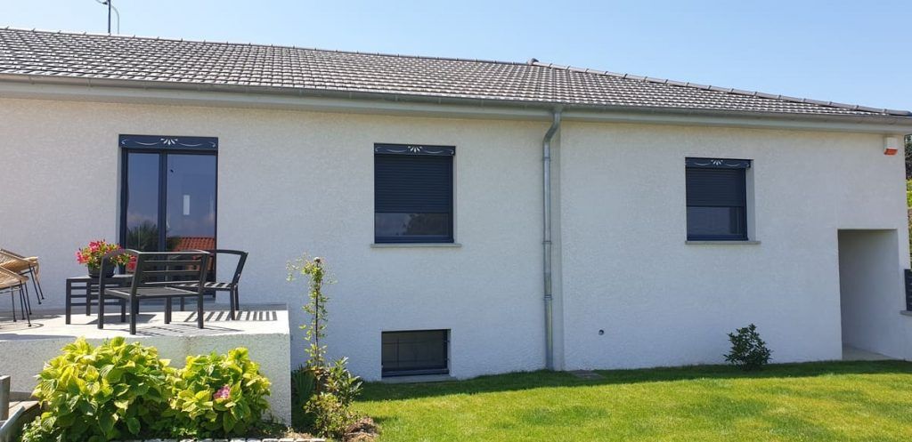 Une grande habitation avec une fenêtre pour le sous sol.