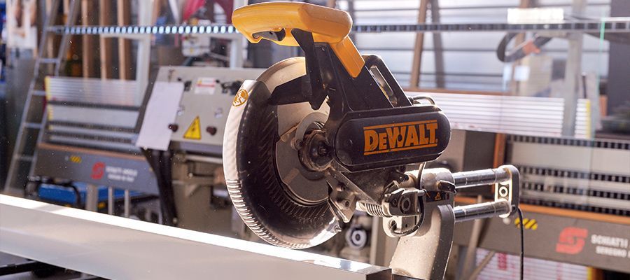 Une scie circulaire de la marque DeWalt.