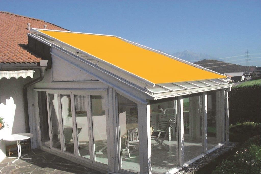 Par-soleil jaune d'une terrasse ouverte.