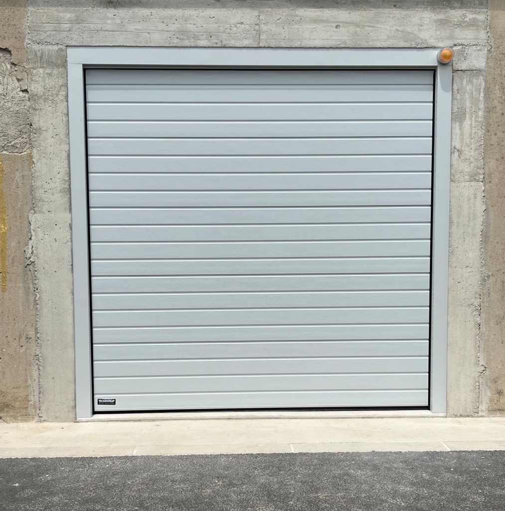 Une porte sectionnelle.