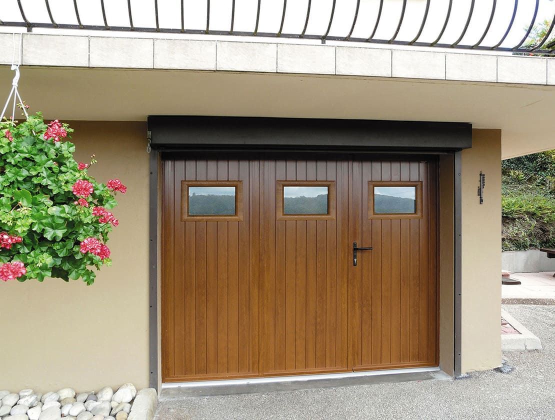 Porte de garage en bois trois battants.