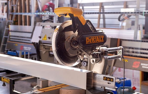 Une scie sauteuse DeWalt.