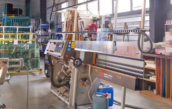Une machine à découpe dans un atelier.