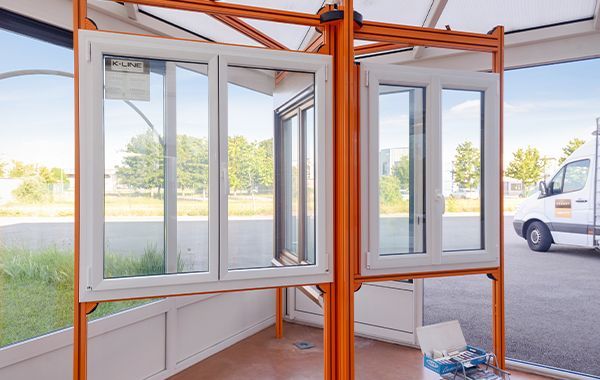 Exposition de deux fenêtres en pvc.