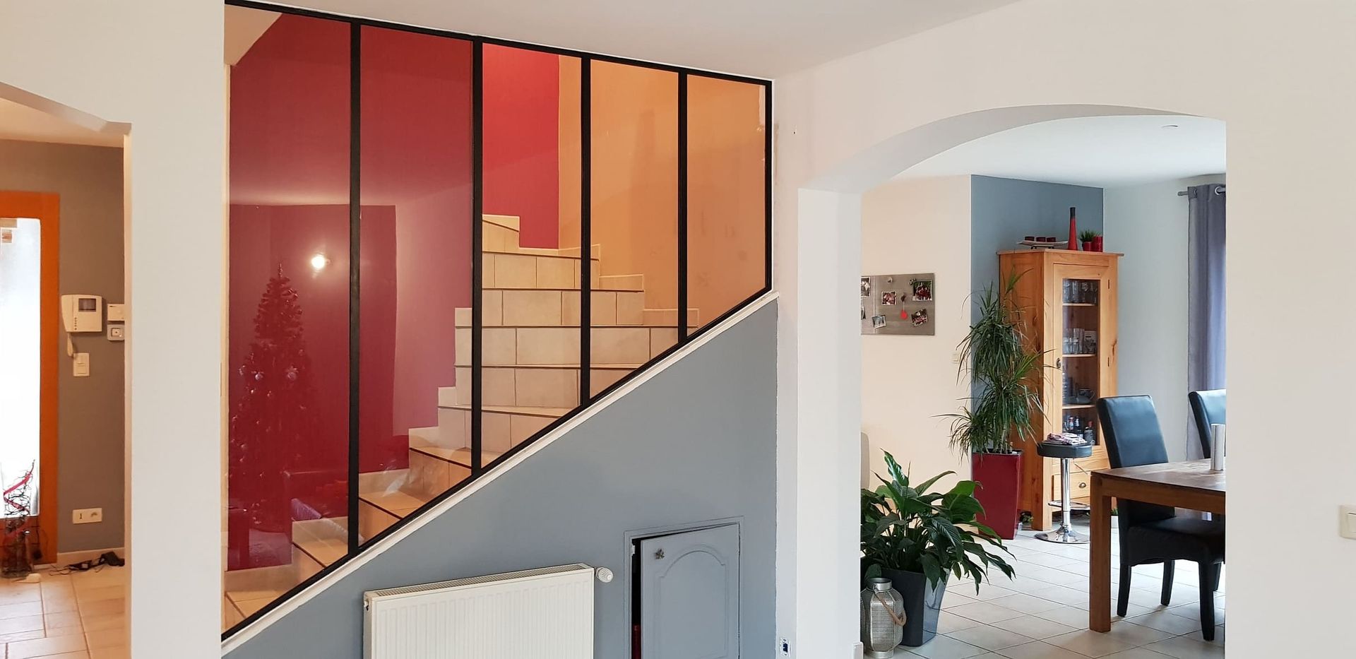 Une série de vitre autour d'un escalier à l'intérieur d'une maison.