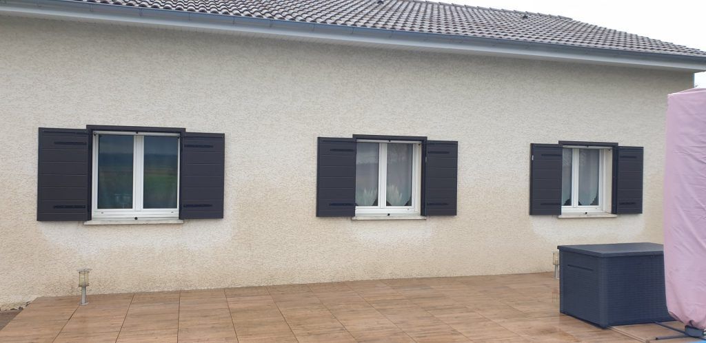 Volets battant ouvert.