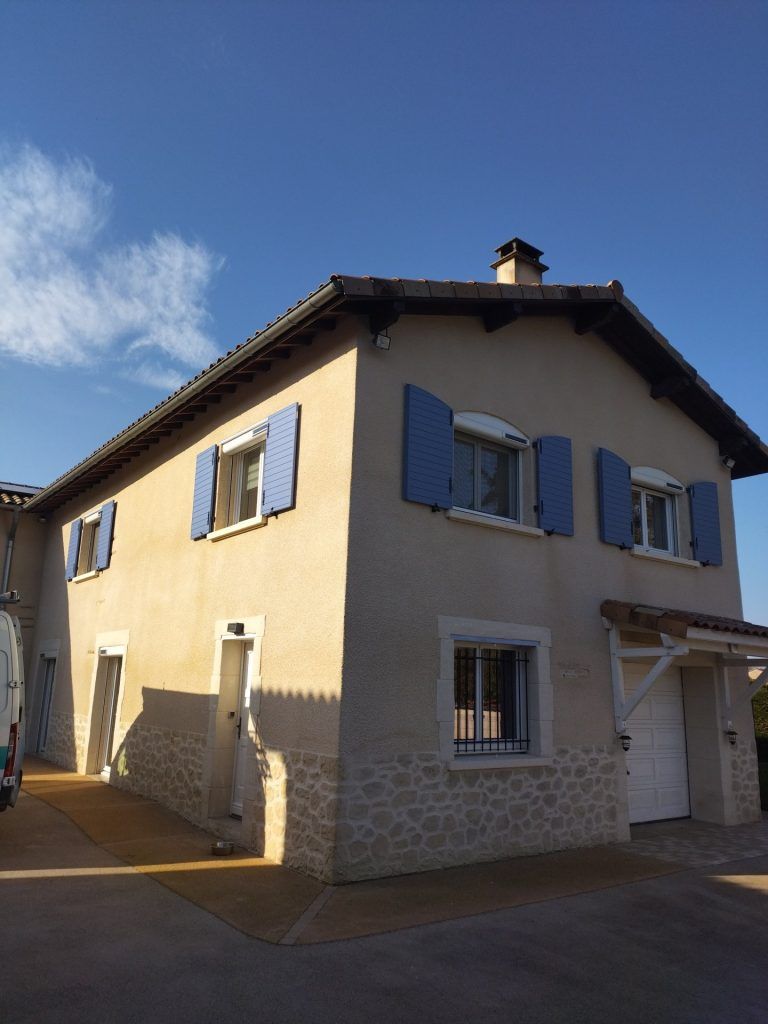 Un batiment aux volets bleus.