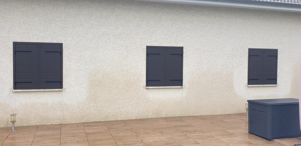 Volets battant fermé.