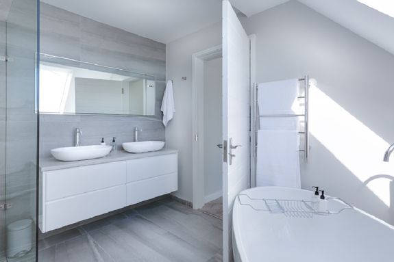Unser Spezialist repariert Ihre sanitären Anlagen mit hochwertigen Materialien und Werkzeugen.
