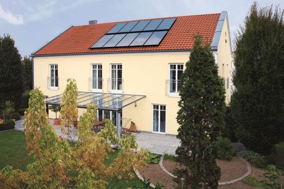 Solarzellen auf dem Dach eines neuen Hauses.