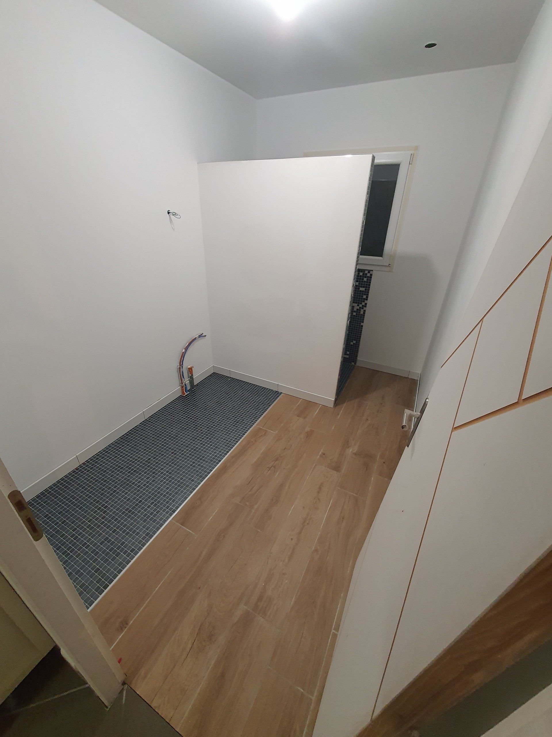 Pose de parquet dans une salle de bains