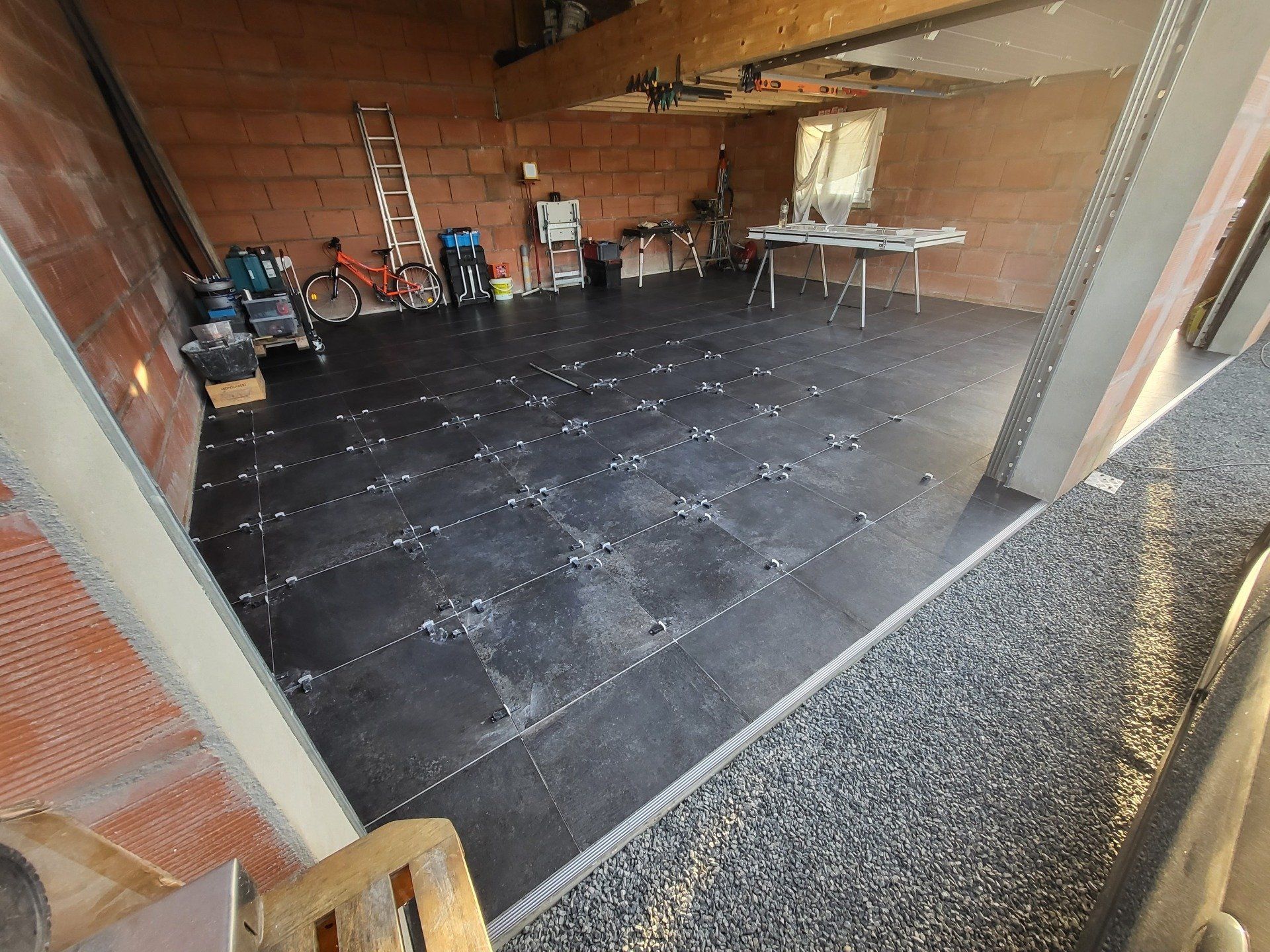 Pose de carrelage dans une pièce