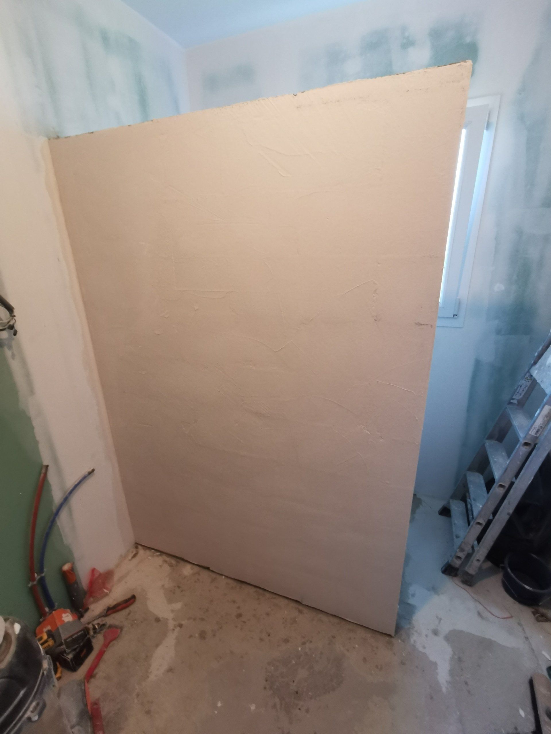 Mur en béton recouvert d'enduit