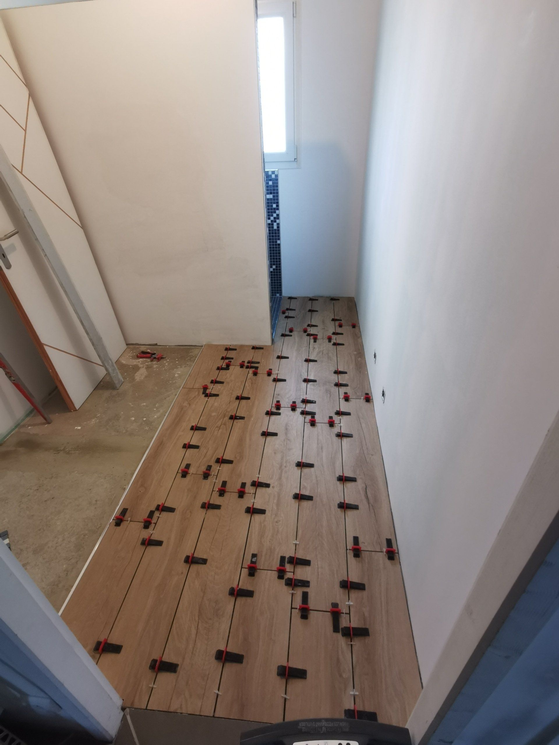 Pose de parquet dans un couloir