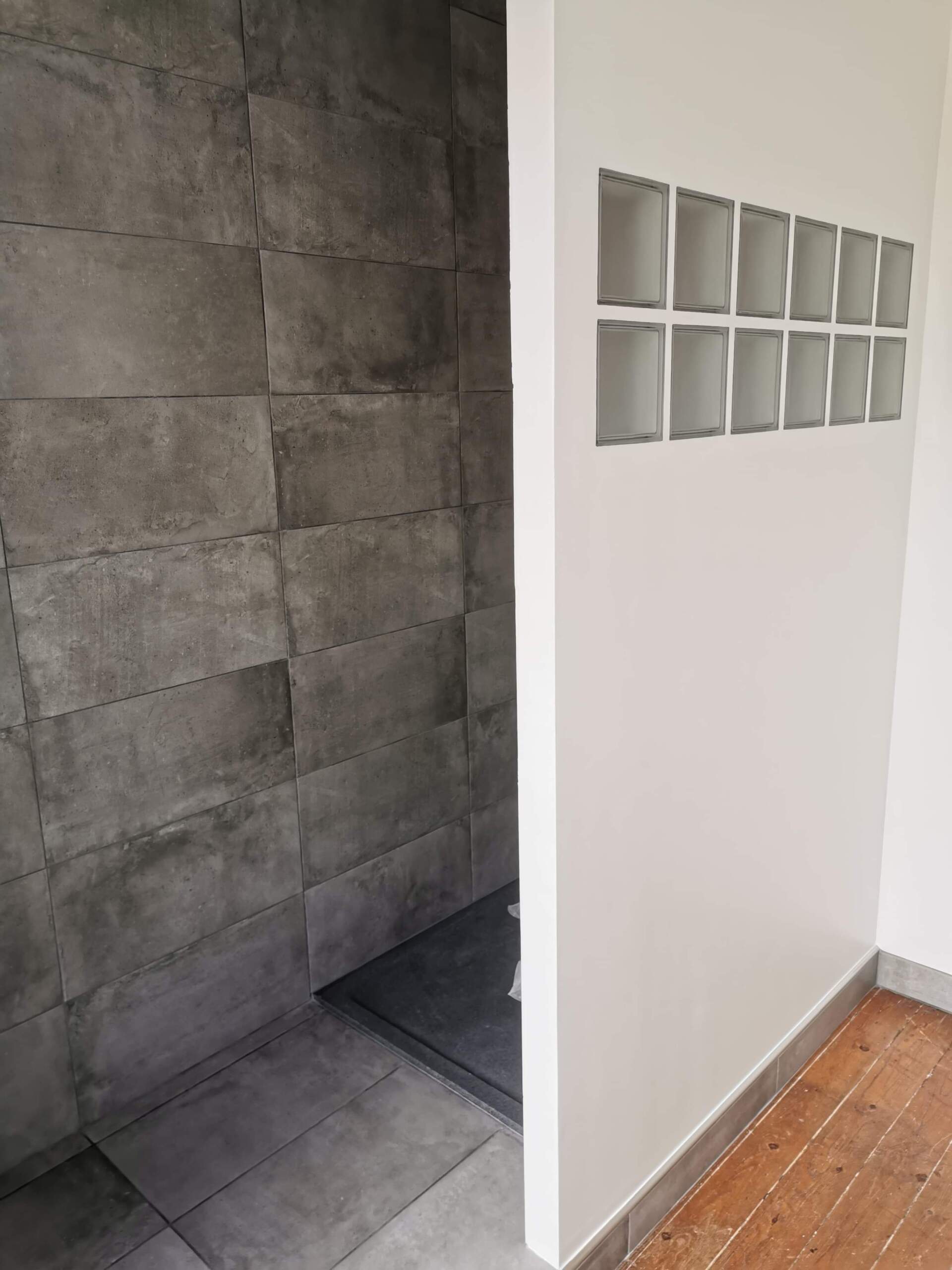 Douche et cloison finies