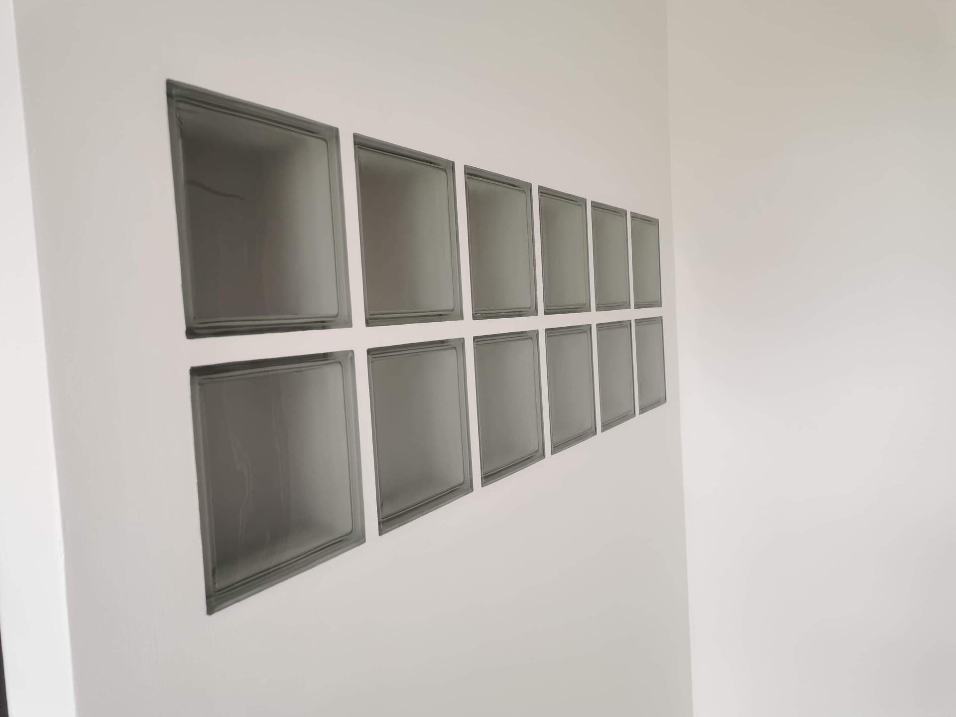 Pavé de verre dans la cloison