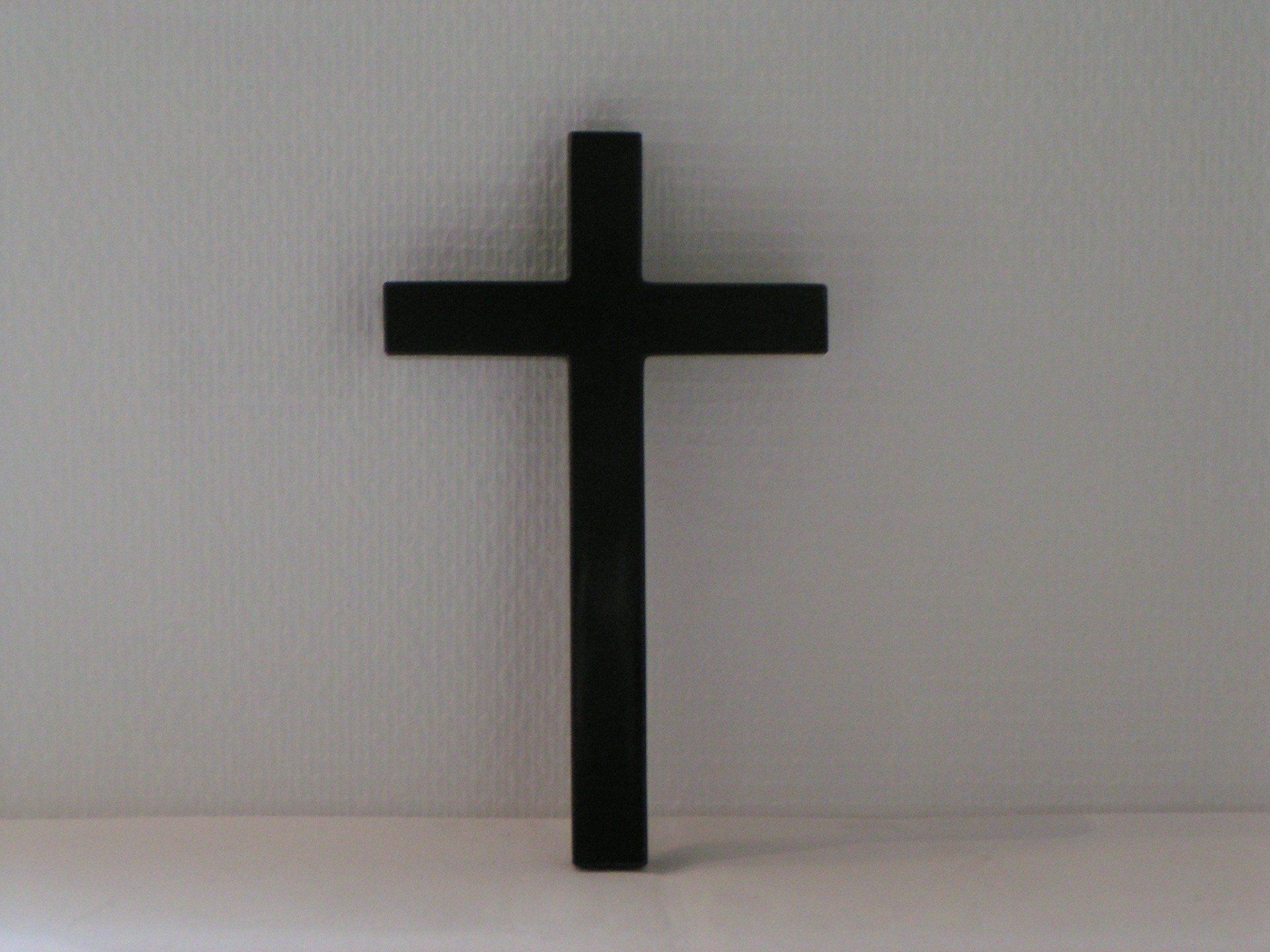 Croix granit monobloc noir fin