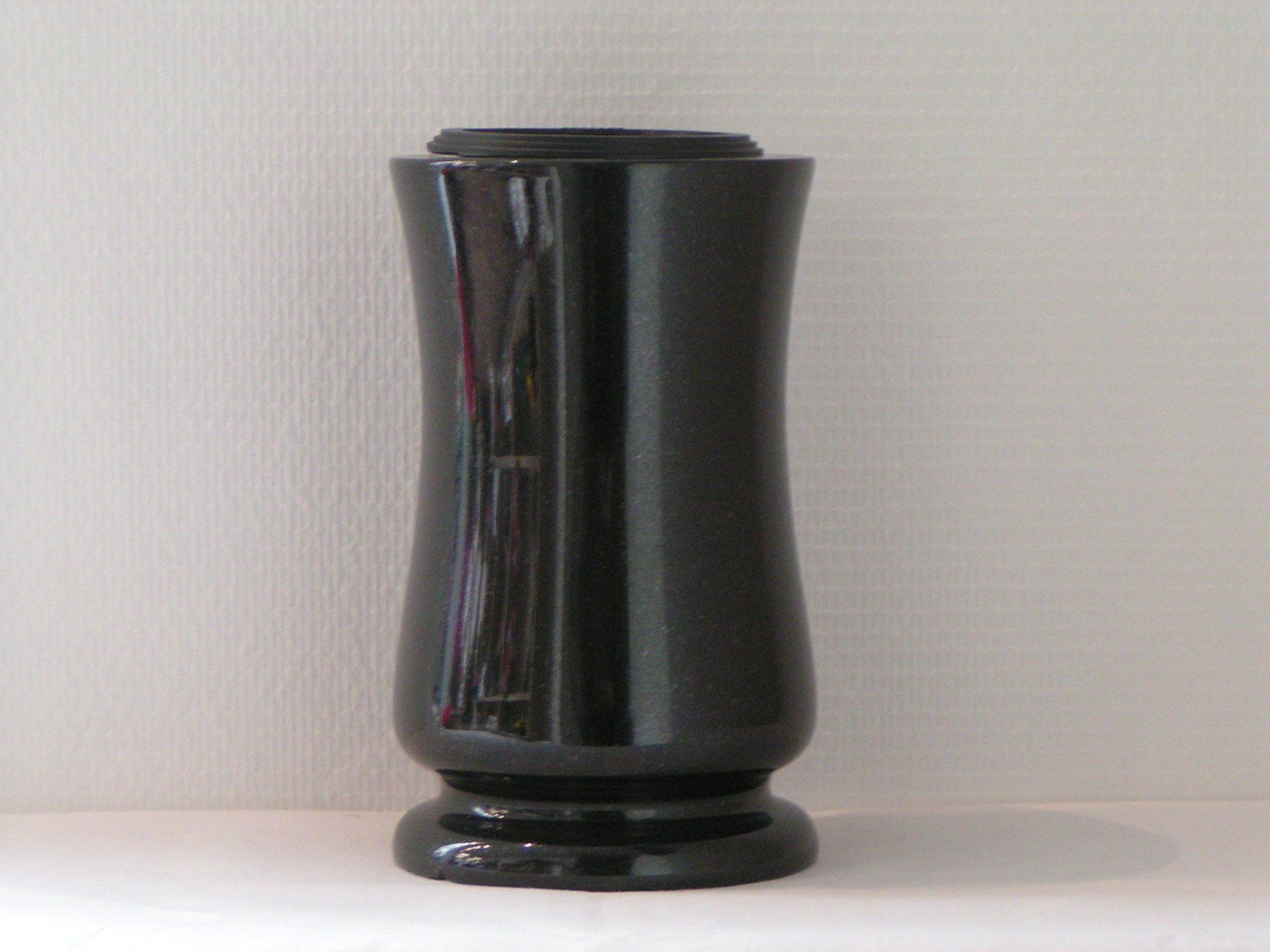 Vase noir fin avec godet plastique