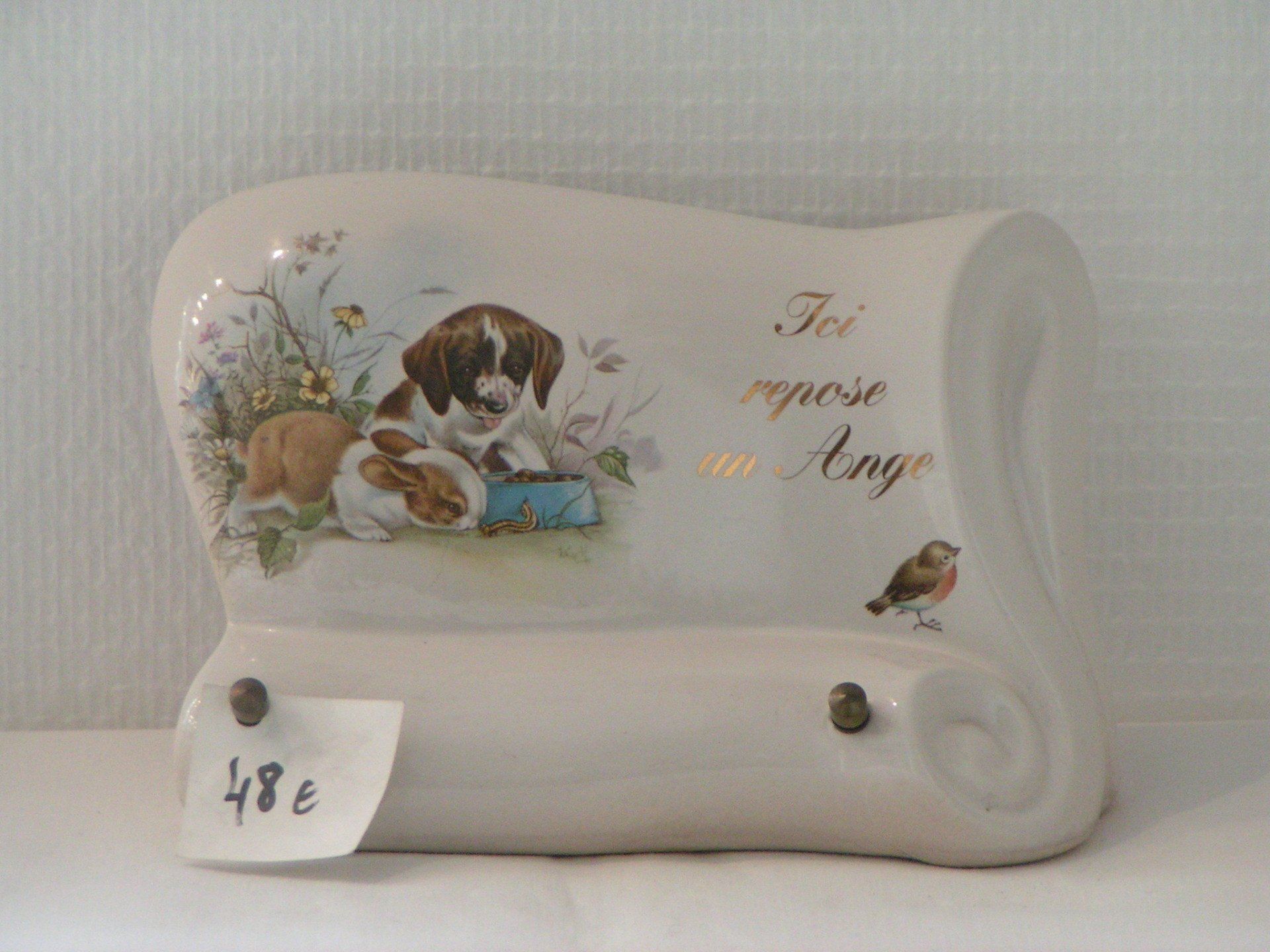 Plaque en porcelaine blanche avec animaux